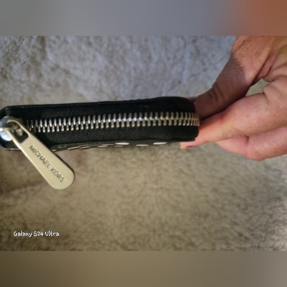 Michael Kors Zip Wallet EUC - Picture 5 of 6